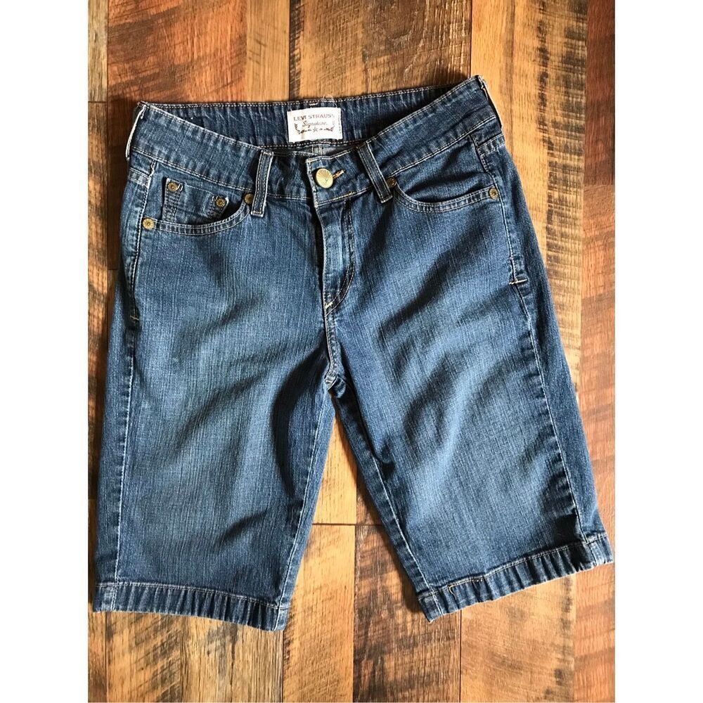 Levi’s denim Bermuda walking shorts SZ 6 jean denim shorts 11” inseam